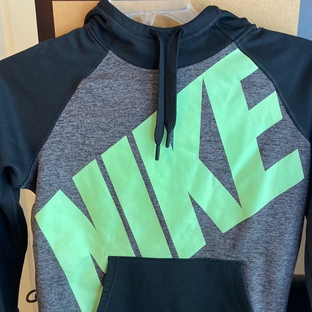 NWOT M Nike Womens therma fit hoodie M